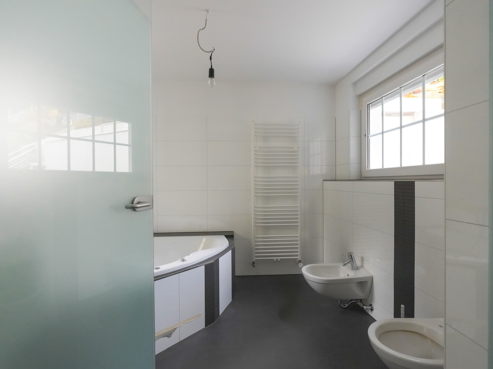 Luxuriös Saniertes Ein/ Zweifamilienhaus – Bild 2