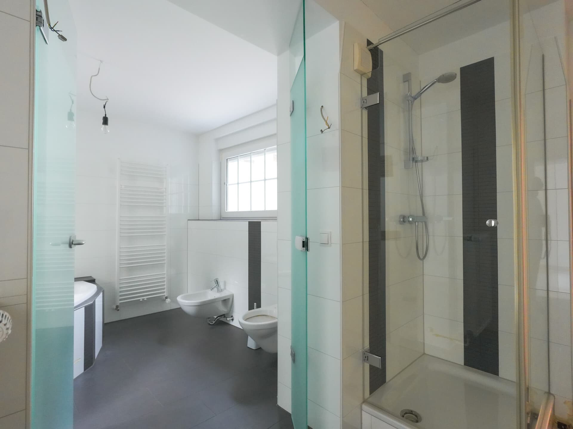 Luxuriös Saniertes Ein/ Zweifamilienhaus – Bild 3