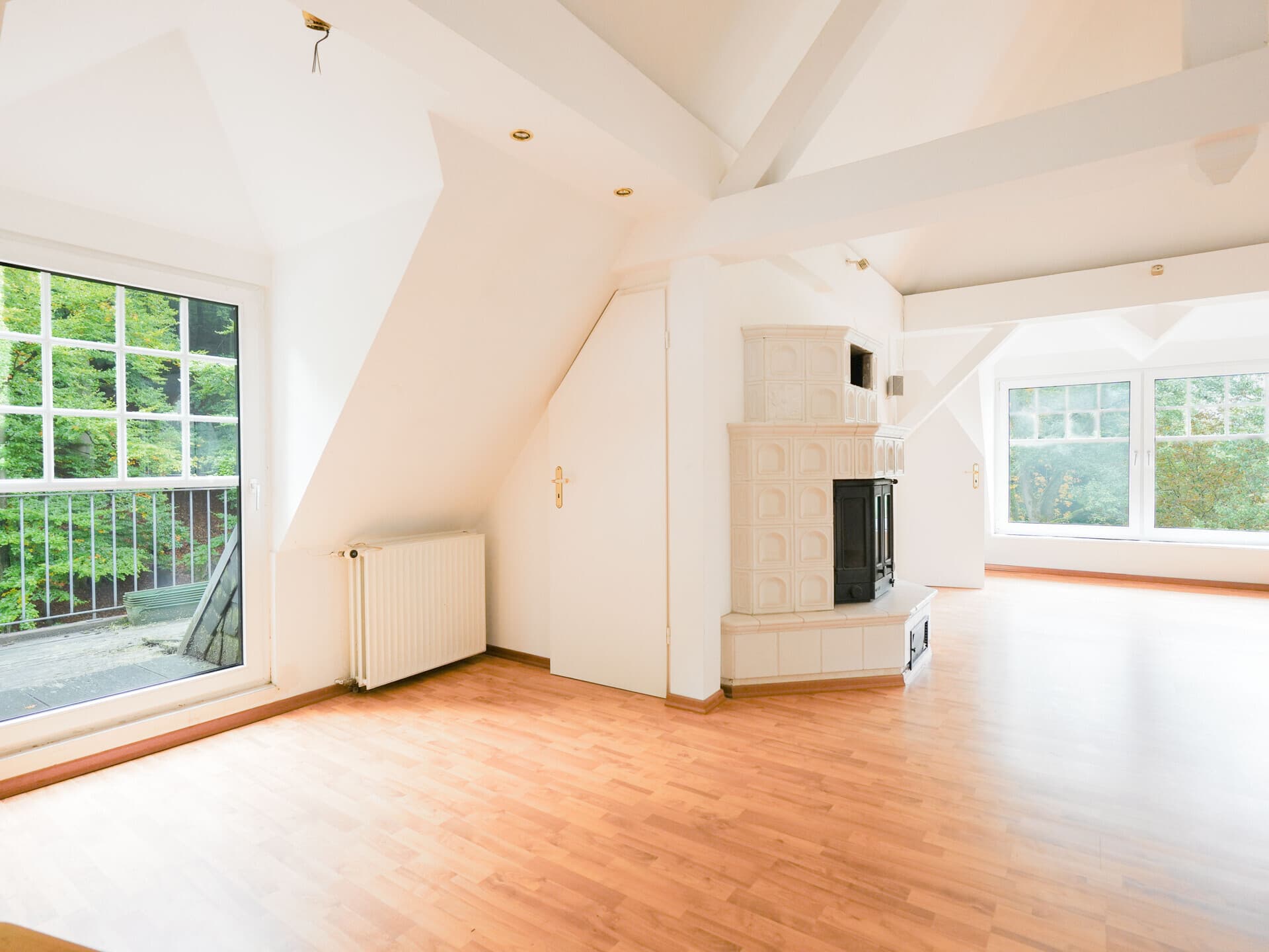Historischer Charme trifft Moderne: Dachgeschosswohnung mit Kamin und Blick ins Grüne – Bild 3