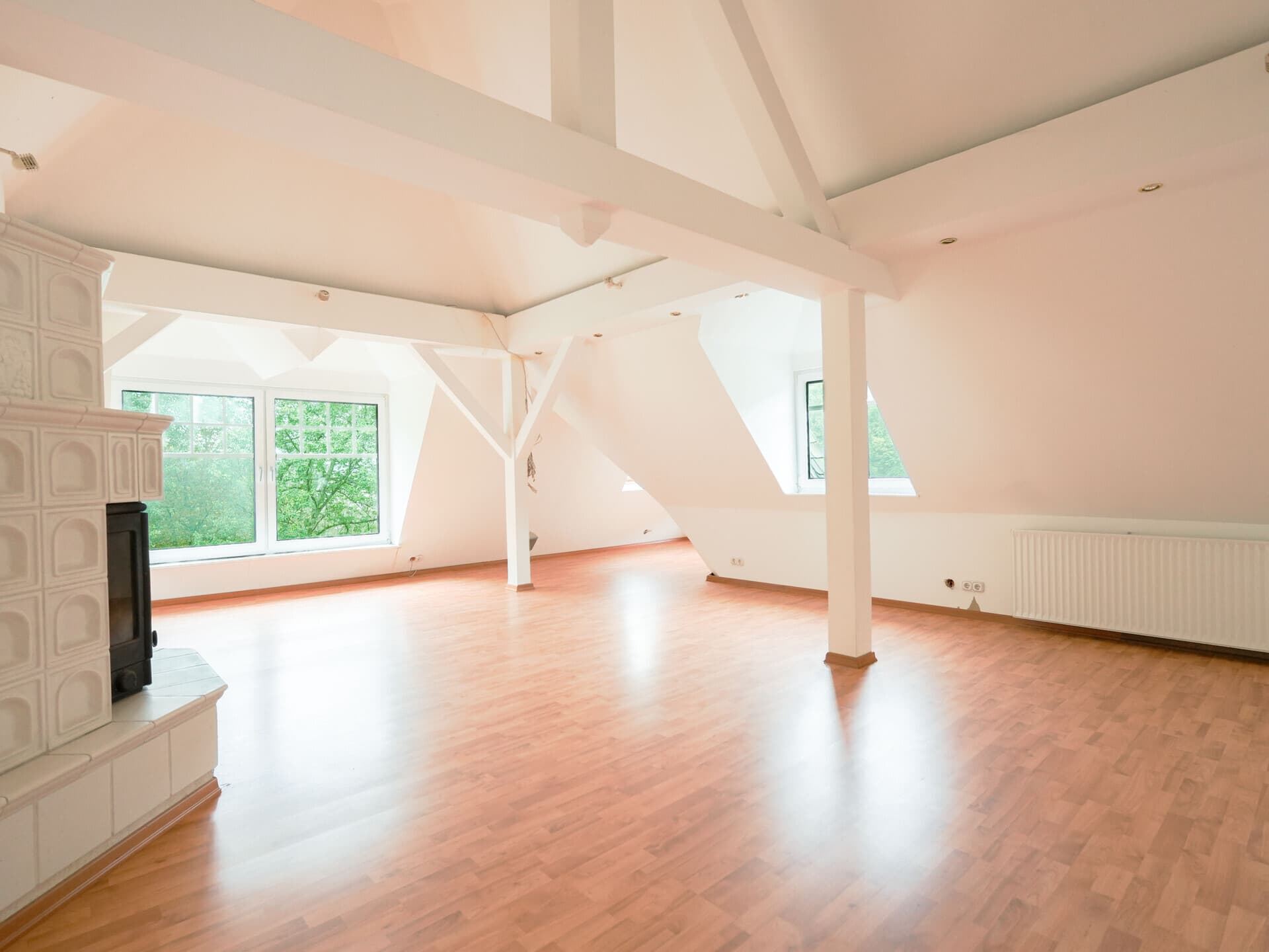 Historischer Charme trifft Moderne: Dachgeschosswohnung mit Kamin und Blick ins Grüne – Bild 2