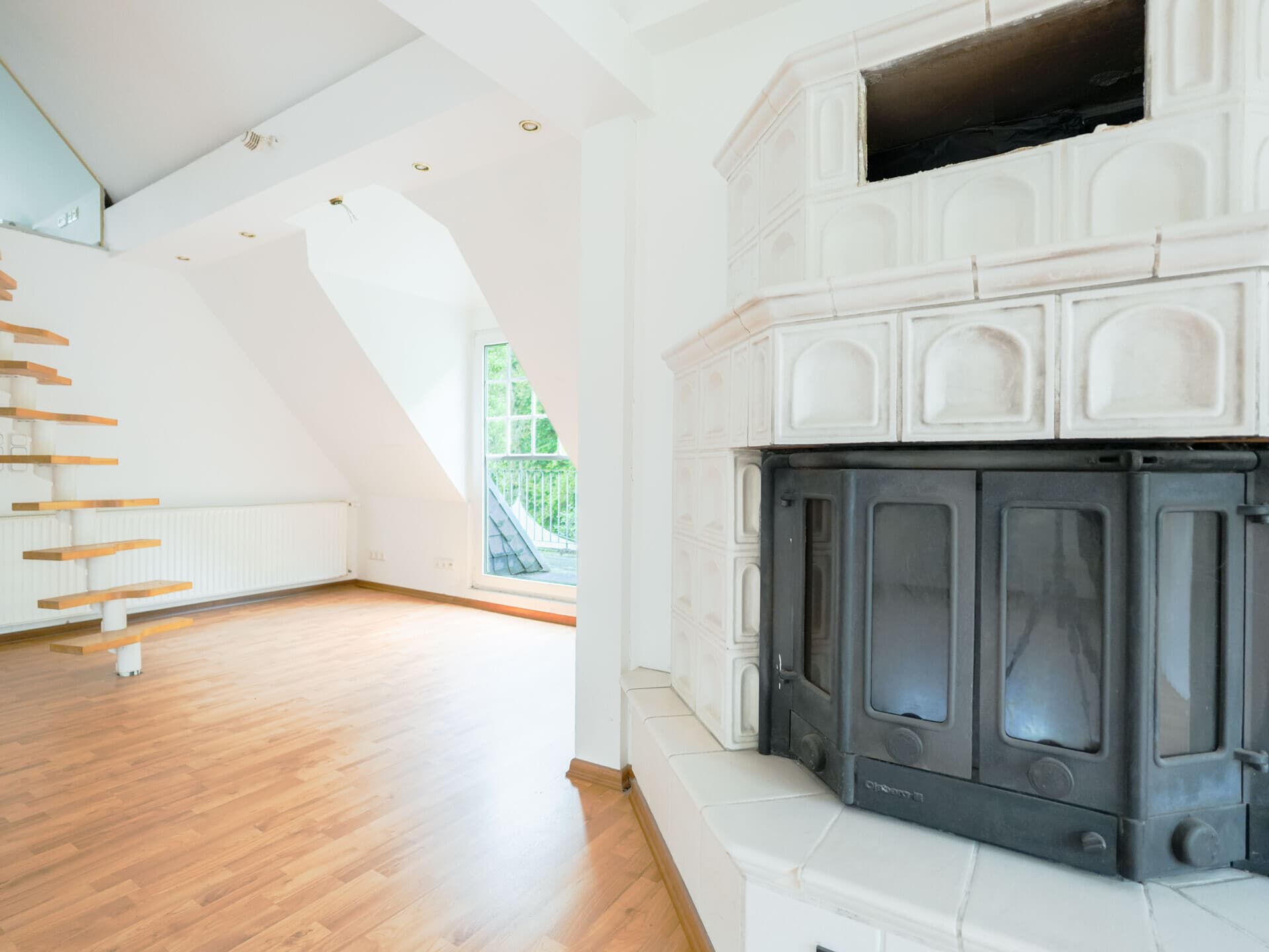 Historischer Charme trifft Moderne: Dachgeschosswohnung mit Kamin und Blick ins Grüne – Bild 4